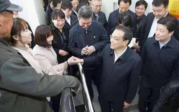 李克強考察基層政務(wù)服務(wù)中心：權(quán)力清單要讓百姓評議