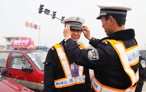 萬(wàn)榮交警與出租車(chē)司機(jī)換位大走訪(fǎng)