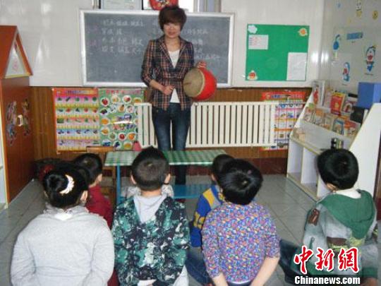 河北女孩棄學(xué)培養(yǎng)弟弟 已教會60個聾兒說話 圖