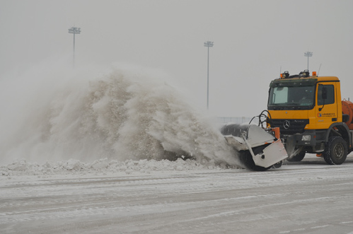 太原機(jī)場積極應(yīng)對12月13日降雪