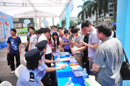 深圳經(jīng)偵局5·15傳授識假防騙技巧