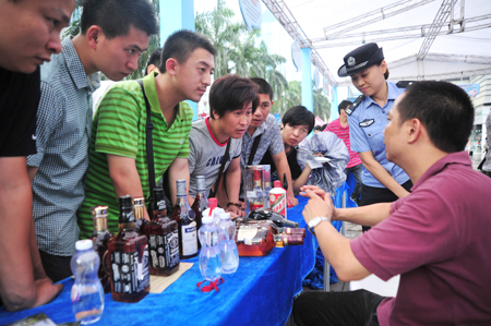 深圳經(jīng)偵局5·15傳授識假防騙技巧