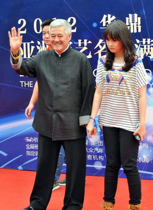 眾星出席華鼎獎(jiǎng)紅毯 趙本山首次攜15歲女兒走紅毯