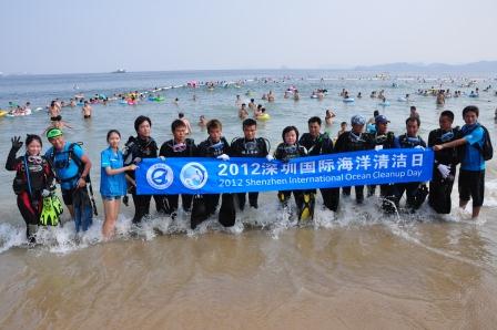 深圳國(guó)際海洋清潔日 2000余志愿者清潔海灘