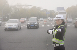 女交警霧霾天依然堅(jiān)守:望市民更多選擇綠色出行