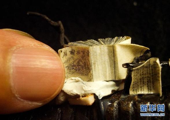 在大米粒上創(chuàng)作 微縮藝術(shù)沒有最小只有更小