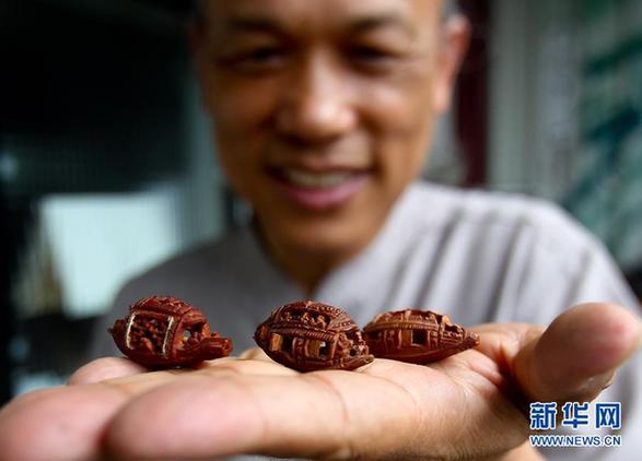 在大米粒上創(chuàng)作 微縮藝術(shù)沒(méi)有最小只有更小