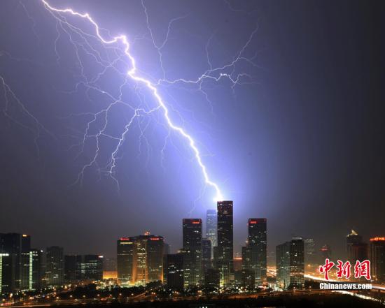 避免被“雷”到！教你雷雨天氣防雷秘笈（圖）