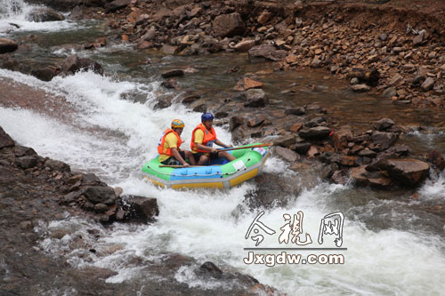 大覺山國(guó)際生態(tài)旅游節(jié)開幕 國(guó)內(nèi)外選手競(jìng)漂飛渡