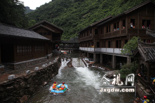 大覺山國(guó)際生態(tài)旅游節(jié)開幕 國(guó)內(nèi)外選手競(jìng)漂飛渡