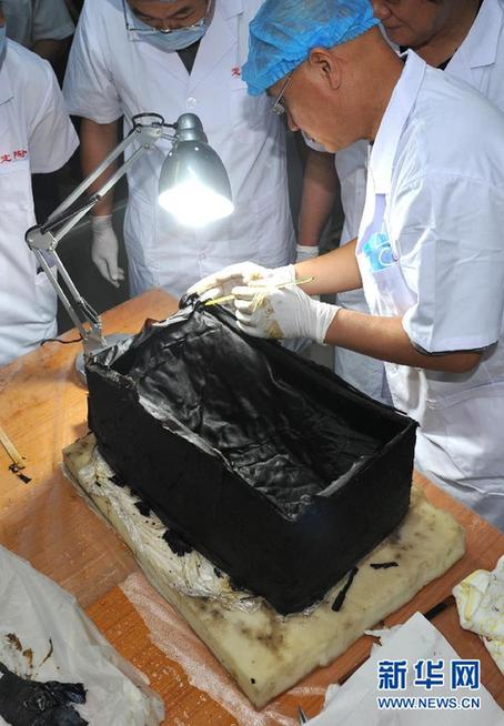 定陶漢墓驚現(xiàn)神秘“包裹”　內有玉璧和絲質長袍