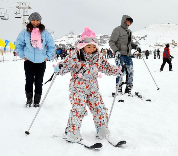 新疆天山天池冰雪風情節(jié)開幕首日 超5000人免費滑雪