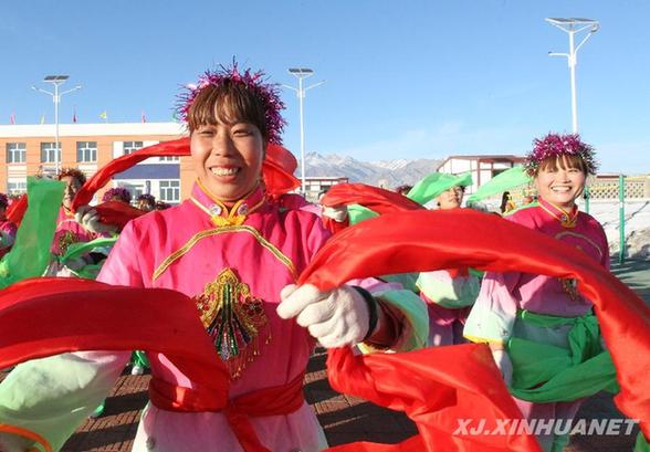 搬進(jìn)“安居富民房” 哈密村民耍社火迎新春