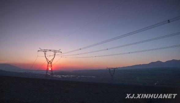 疆電外送工程實(shí)現(xiàn)“煤從空中走、電送全中國(guó)”
