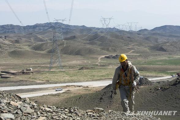 疆電外送工程實(shí)現(xiàn)“煤從空中走、電送全中國”