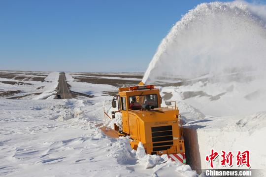 新疆塔城打通“雪墻”確保牲畜順利轉(zhuǎn)場