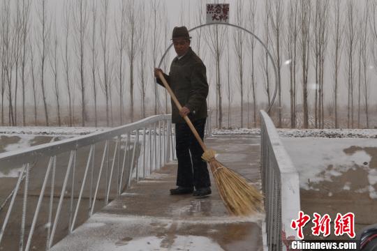 新疆維吾爾族老人30年修建4座橋 愿成為“守護(hù)者”