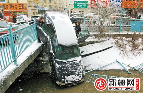 烏魯木齊一轎車“飄移”栽進(jìn)渠