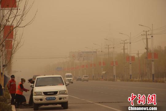 新疆南部沙塵持續(xù)數(shù)天 溫度持續(xù)走低