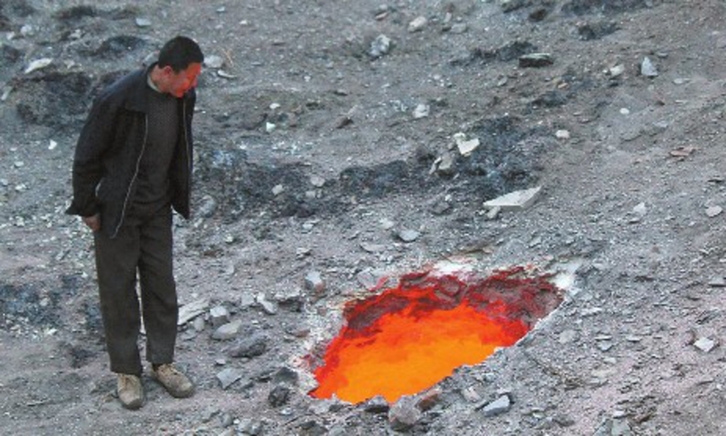 烏魯木齊小區(qū)建筑工地旁驚現(xiàn)“火山口”？