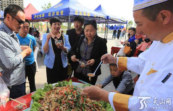 焉耆縣：“一元吃美食”活動(dòng)吸引6萬(wàn)名游客