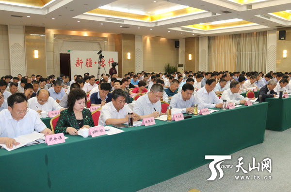 喀什啟動(dòng)縣處級以上領(lǐng)導(dǎo)干部“三嚴(yán)三實(shí)”專題教育活動(dòng)