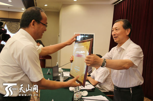 自治區(qū)召開紡織服裝產(chǎn)業(yè)招商引資創(chuàng)業(yè)培訓(xùn)現(xiàn)場(chǎng)會(huì)
