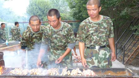 邊防指揮學(xué)校大訓(xùn)隊組織入警大學(xué)生歡度肉孜節(jié)