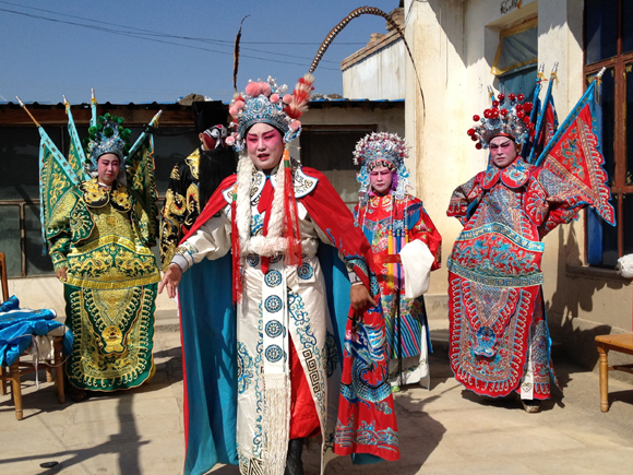 小營(yíng)盤鎮(zhèn)農(nóng)民秦劇團(tuán)活躍在博樂市城鄉(xiāng)義務(wù)演出