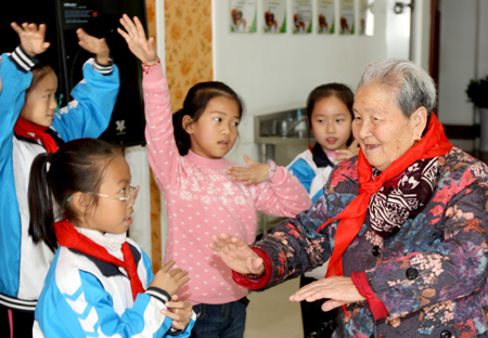 克拉瑪依小學(xué)生:童心獻(xiàn)老人