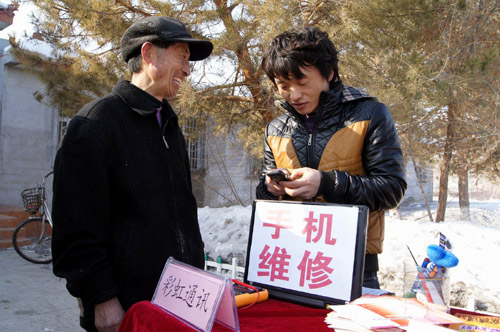 新疆兵團六師共青團農(nóng)場百名“雷鋒”真情服務(wù)社會