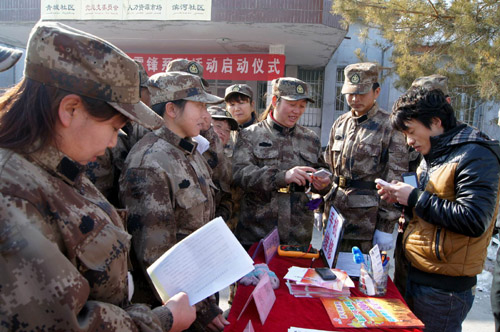 新疆兵團六師共青團農(nóng)場百名“雷鋒”真情服務(wù)社會