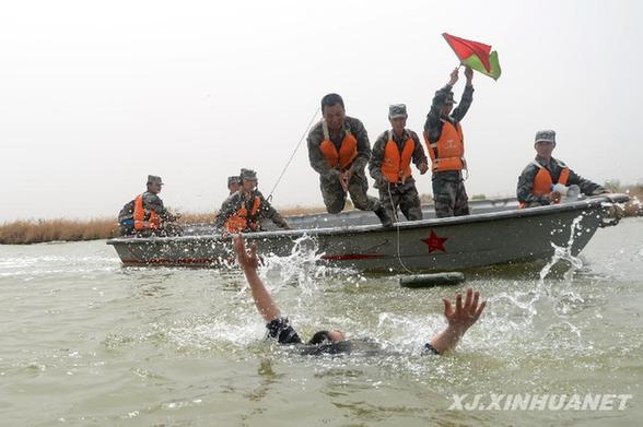 蘭州軍區(qū)某工兵團開展應急救援訓練