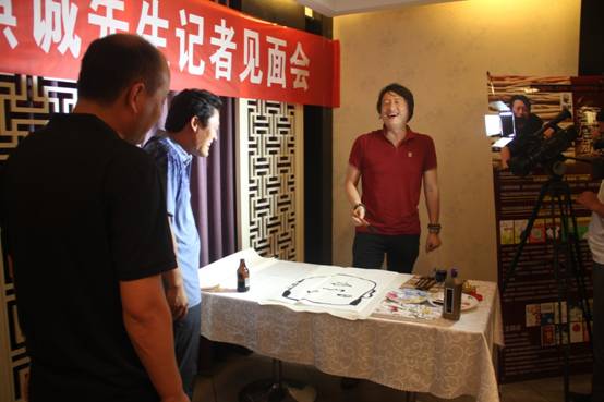 國(guó)際風(fēng)箏都有了第一張漫畫(huà)名片《漫畫(huà)濰坊》問(wèn)世<BR>----《漫畫(huà)濰坊》新書(shū)發(fā)布，王麒誠(chéng)多彩漫畫(huà)詮釋風(fēng)箏文化