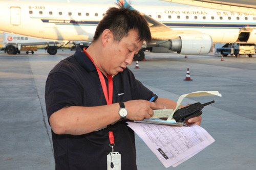 日裝行李近萬(wàn)件 機(jī)型特點(diǎn)“門兒清”：探訪航空貨運(yùn)監(jiān)裝員