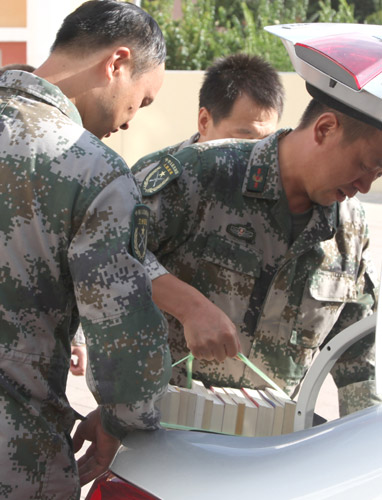 新疆克拉瑪依：擁軍圖書(shū)進(jìn)軍營(yíng)