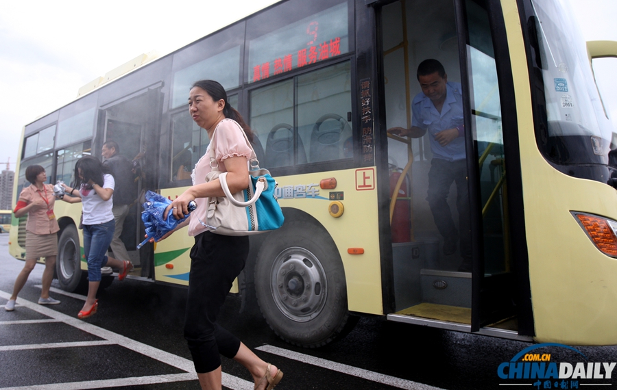 克拉瑪依舉行公交車輛突發(fā)火災逃生疏散演練