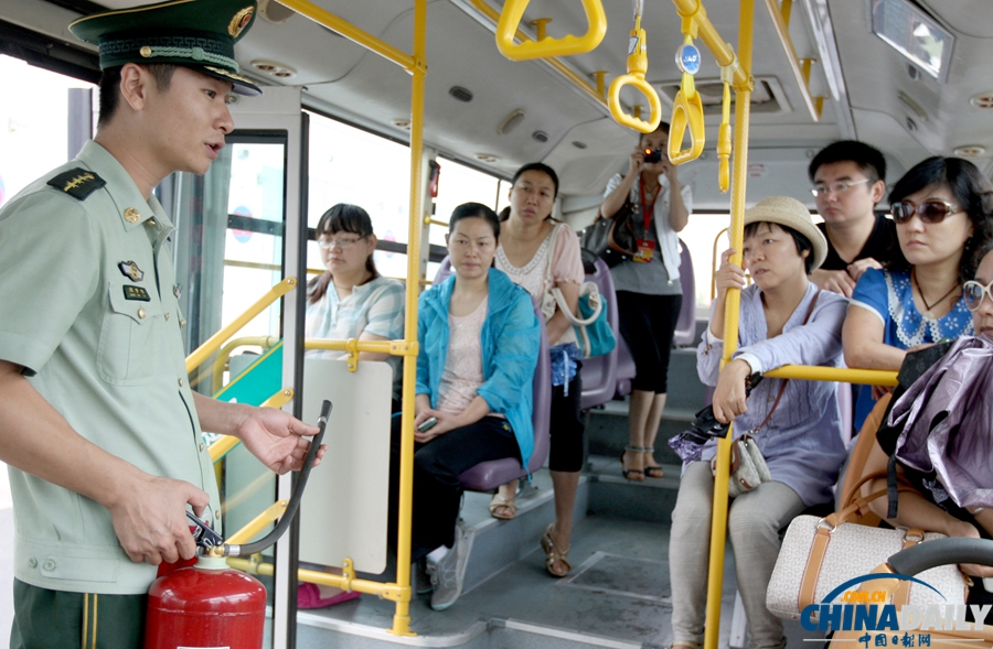 克拉瑪依舉行公交車輛突發(fā)火災逃生疏散演練