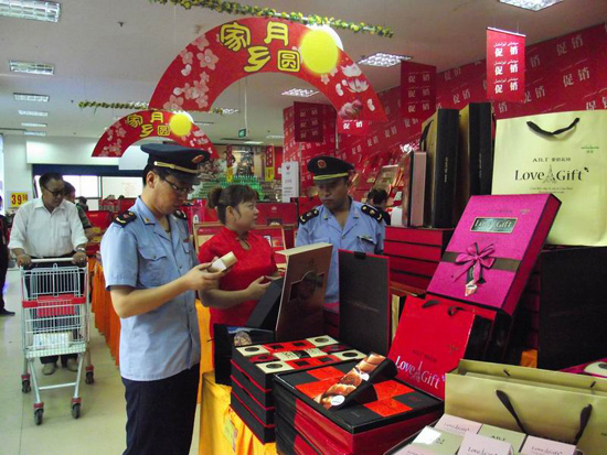 新疆哈密市工商局開展中秋、國慶前食品安全檢查