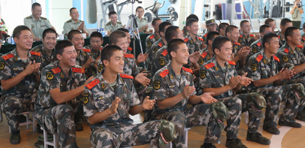 新疆公安消防總隊(duì)政治部文工團(tuán)慰問(wèn)一線(xiàn)消防官兵