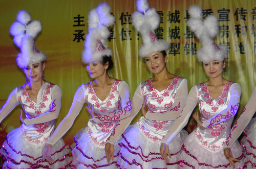 霍城縣舉辦農(nóng)民工中秋文藝晚會(huì) 農(nóng)民工倍感溫暖