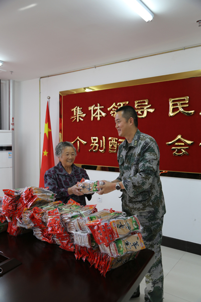 “擁軍鞋墊”寄深情　 ---七旬老人到克拉瑪依市白堿灘區(qū)人武部慰問官兵