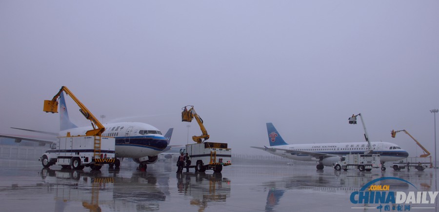 烏機(jī)場(chǎng)迎今冬首場(chǎng)降雪 南航新疆進(jìn)入“冬運(yùn)模式”