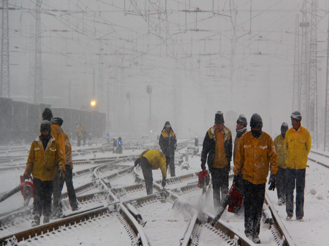 烏魯木齊鐵路春運(yùn)迎戰(zhàn)風(fēng)雪除隱患保暢通