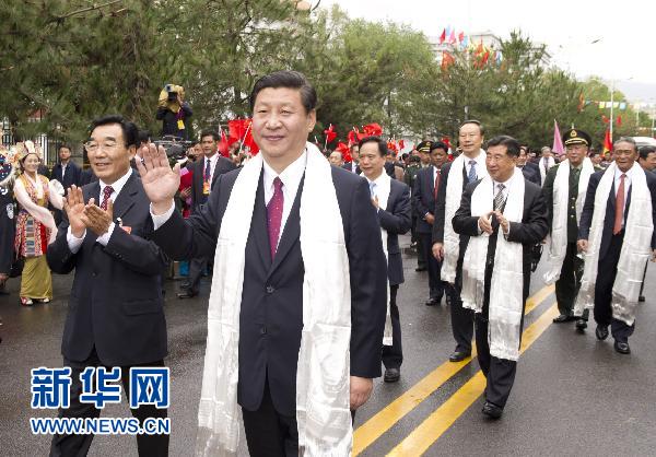 習近平率中央代表團飛抵拉薩 出席西藏和平解放60周年慶?；顒?/></p>

<p>7月17日，以中共中央政治局常委、國家副主席、中央軍委副主席習近平為團長的中央代表團飛抵拉薩，出席西藏和平解放60周年慶?；顒?。中央代表團在機場受到西藏各族群眾的熱烈歡迎。新華社記者黃敬文攝</p>

<p><strong>習近平率中央代表團飛抵拉薩</strong></p>

<p><strong>出席西藏和平解放60周年慶?；顒?/strong></p>

<p>以中共中央政治局常委、國家副主席、中央軍委副主席習近平為團長的中央代表團17日中午飛抵拉薩，出席西藏和平解放60周年慶?；顒印Ｖ醒氪韴F在機場受到西藏各族群眾的熱烈歡迎。</p>

<p>7月的青藏高原，格?；ㄩ_，雪蓮綻放。拉薩貢嘎機場國旗招展，彩旗飄舞，“熱烈歡迎中央代表團”的巨型橫幅分外醒目。</p>

<p>13時10分，代表團的專機在貢嘎機場徐徐降落，等候在停機坪上的西藏各族各界群眾發(fā)出熱烈的歡呼聲。習近平走出飛機艙門，向歡迎群眾揮手致意。</p>

<p>擔任中央代表團副團長的中共中央政治局委員、國務(wù)院副總理回良玉，全國人大常委會副委員長兼秘書長李建國，全國政協(xié)副主席、中央統(tǒng)戰(zhàn)部部長杜青林，全國政協(xié)副主席帕巴拉·格列朗杰，十屆全國人大常委會副委員長熱地，中央軍委委員、總參謀長陳炳德一同走下舷梯。中央代表團成員同機到達。</p>
</div>
</div>

<div width=