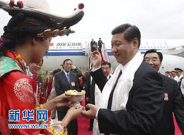 習(xí)近平率中央代表團(tuán)飛抵拉薩 出席西藏和平解放60周年慶?；顒?dòng)