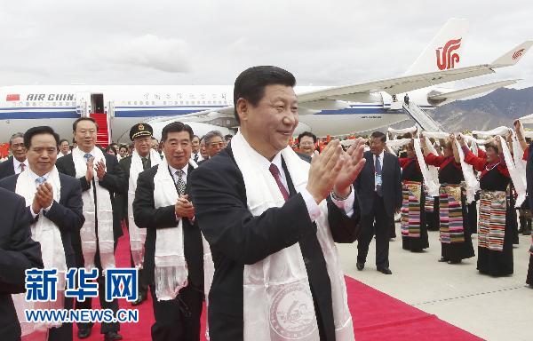 習(xí)近平率中央代表團(tuán)飛抵拉薩 出席西藏和平解放60周年慶?；顒?dòng)