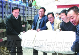陳全國檢查指導(dǎo)救災(zāi)物資調(diào)運(yùn)工作:盡快把黨和政府的溫暖送到災(zāi)區(qū)人民手中