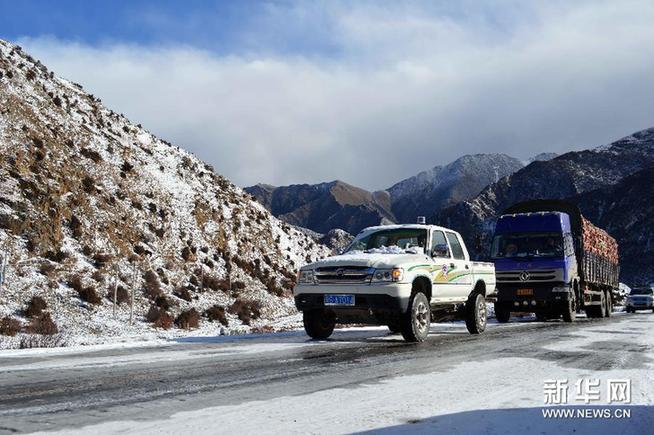 川藏公路西藏林芝境內降雪 道路積雪嚴重