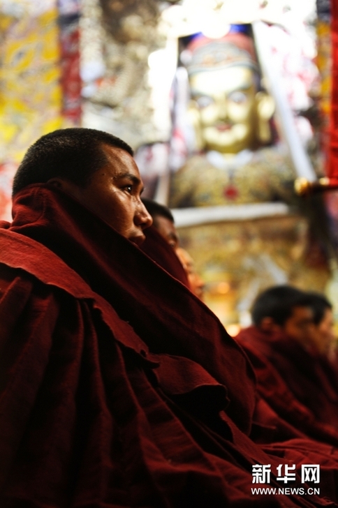 拉薩大昭寺僧人為雅安地震災區(qū)祈福